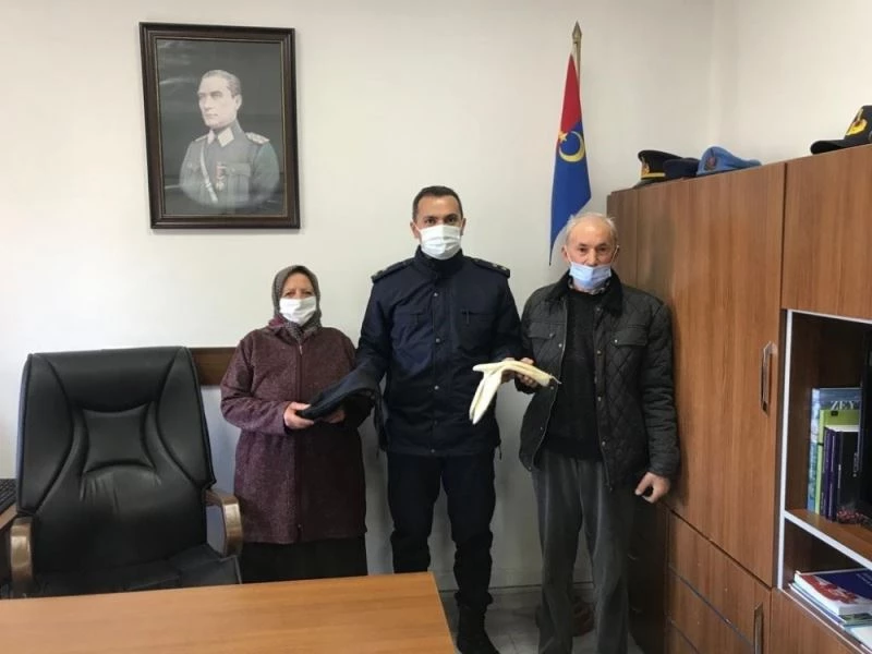 Doğudaki Mehmetçikler için yün çorap ördü
