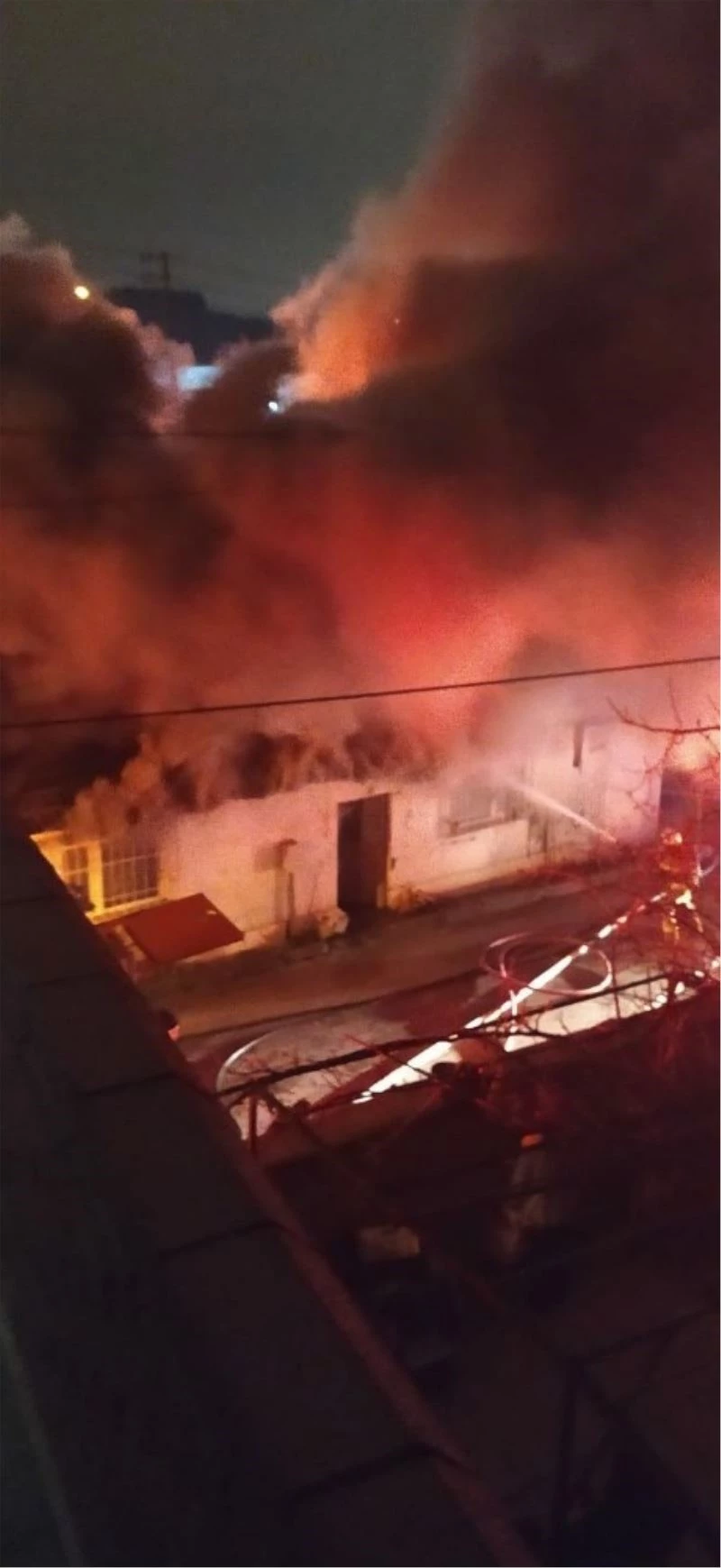 Gecekonduda korkutan yangın
