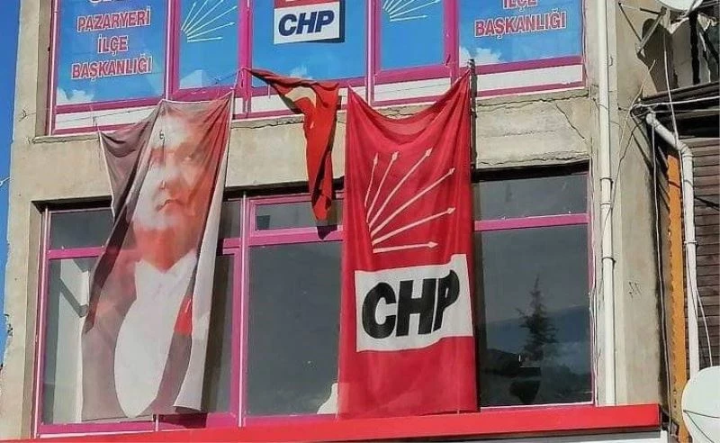 Türk bayrağı ve Atatürk’ün resminin yıpranmış şekline tepki gösterdi
