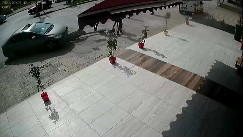 Fren yerine gaza basan kadın sürücü önce trafik ışığını ardından 3 yayayı ezdi
