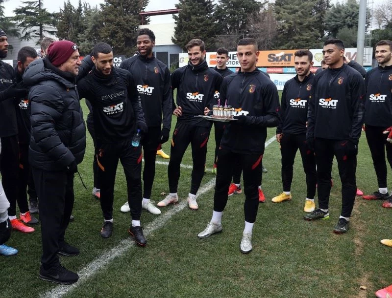 Galatasaray’da Younes Belhanda’nın doğum günü kutlandı
