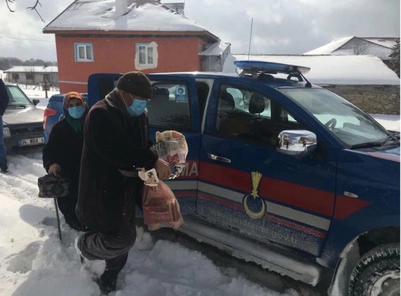 Aşı olmaya gidemeyen yaşlıları jandarma ulaştırdı
