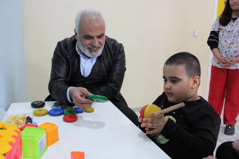 Torunu için okul yapmıştı, şimdi birçok öğrenciye burs veriyor
