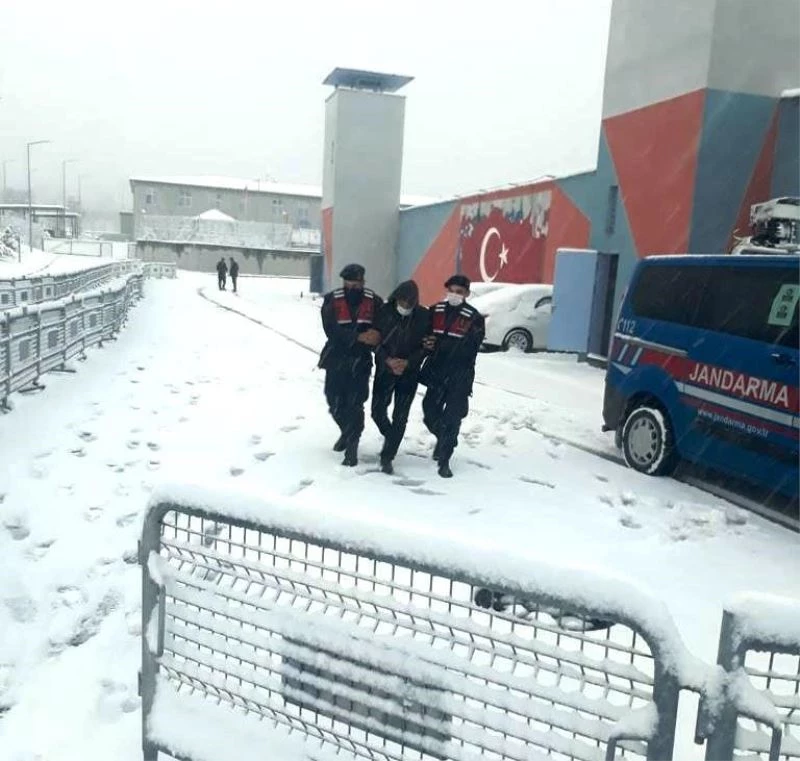 Ateşli silah ve mermileri ülkeye sokmaktan aranan şahıs yakalandı
