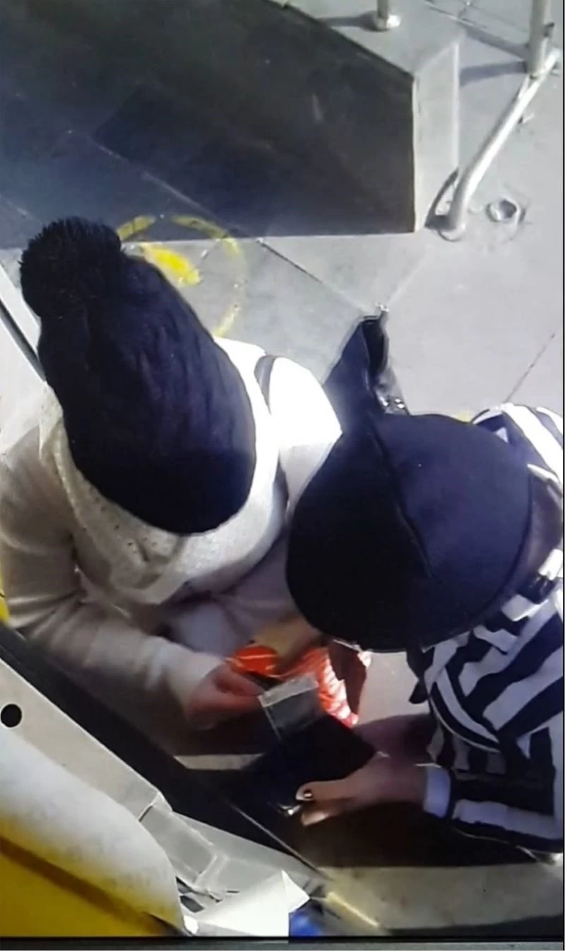 Çaldıkları banka kartıyla para çekince yakayı ele verdiler
