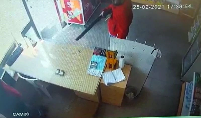 İzmir’de benzin istasyonundaki pompalı tüfekli soygun kamerada
