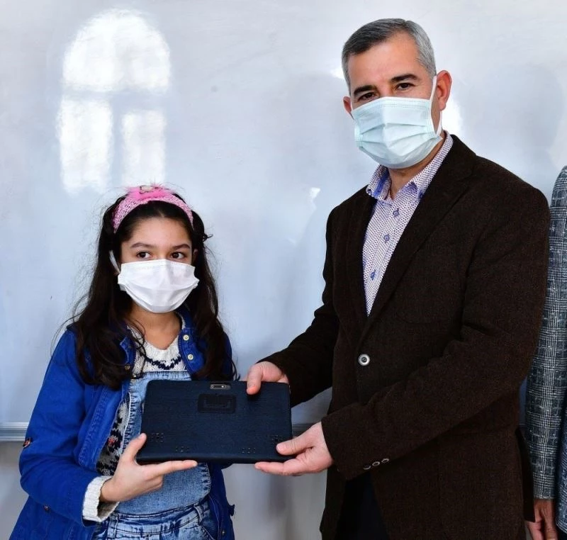 Yeşilyurt’ta tabletler törenle hediye edildi
