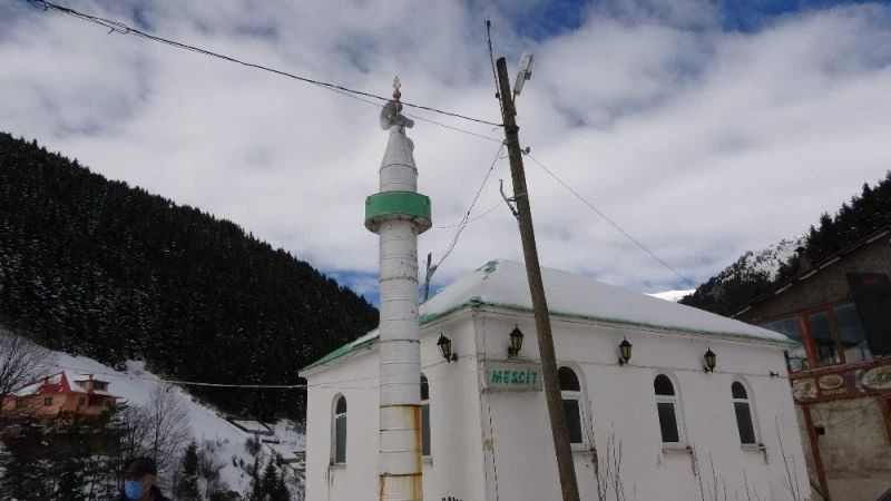 Bu mescidin minaresi petrol varillerinden

