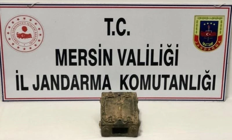 Mersin’de içerisinde el yazması tarihi kitap bulunan bronz sandık ele geçirildi