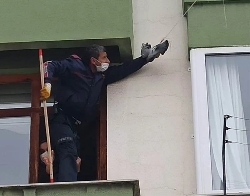 Balkondaki ağa takılan güvercini itfaiye kurtardı
