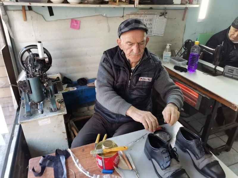 Çırak olarak başladığı mesleğini 65 senedir zevkle yapıyor
