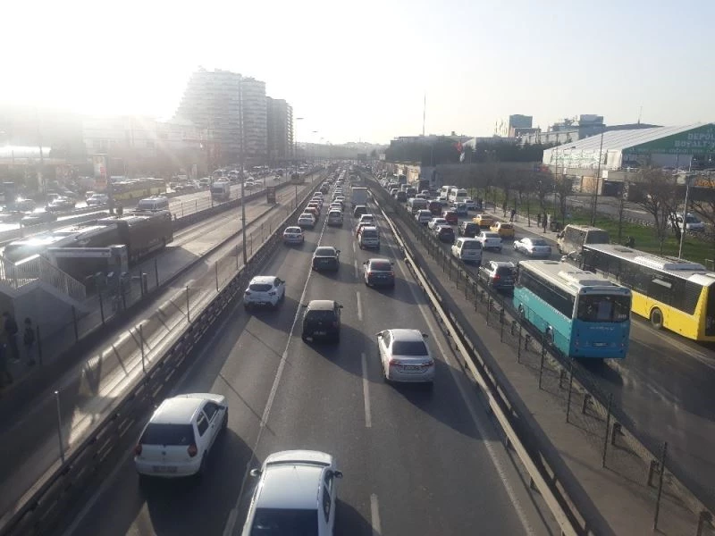 İstanbul’da trafik yoğunluğu yüzde 74 seviyelerine ulaştı
