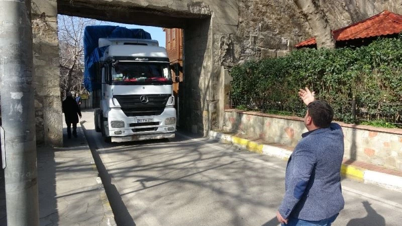 Navigasyona inandı, Sinop Kalesi’ne takıldı
