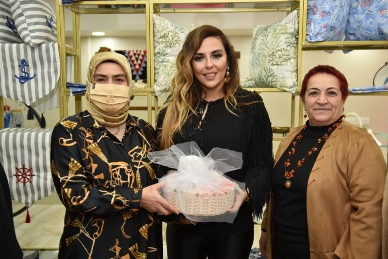 Aslı Hünel ilk kez nakış işledi, ipi kopardı, ceza olarak şarkı söyledi
