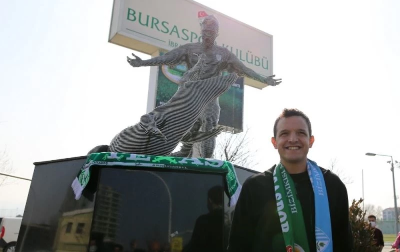 Bursaspor’un efsanesi Pablo Martin Batalla’nın heykeli açıldı
