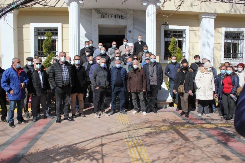 Bornova Belediyesi önünde alkışlı protesto
