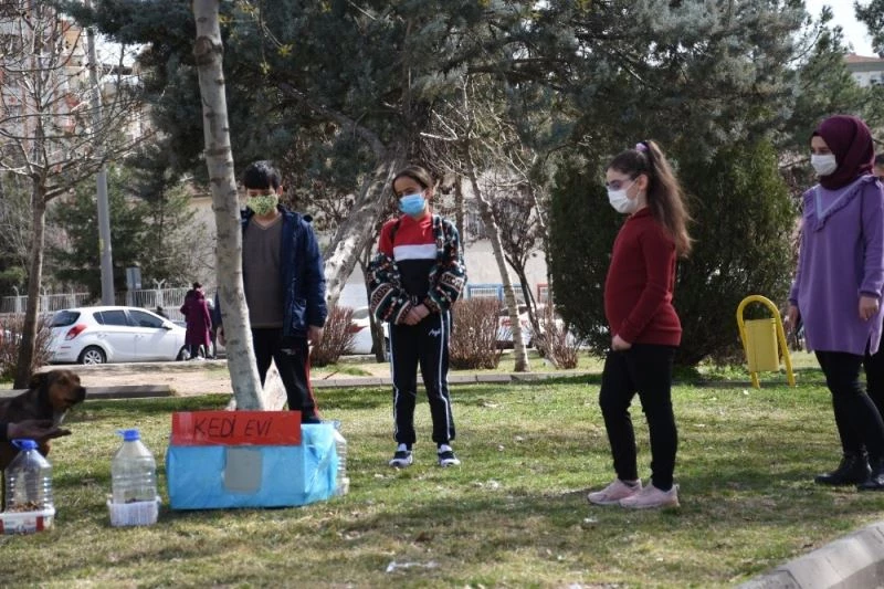 Minik yürekler minik dostlarını unutmadı
