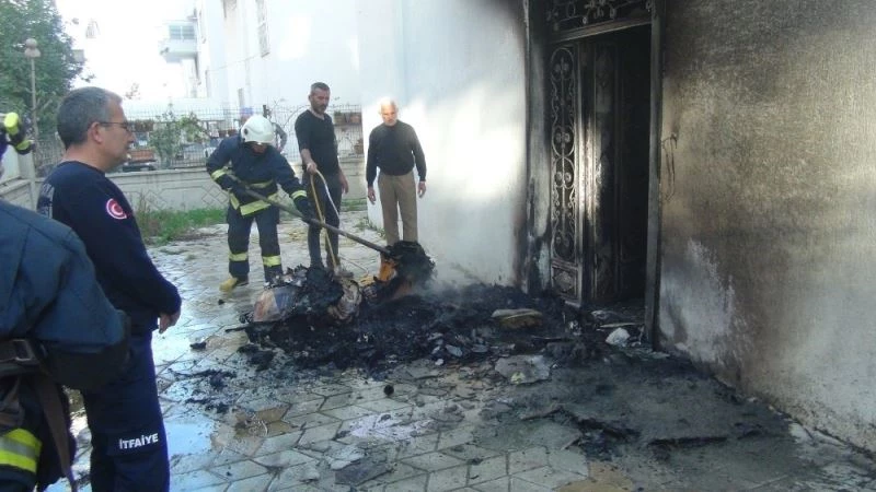 Hurda ve kağıt toplayıcılarının bıraktığı malzemeler yangına sebep oldu
