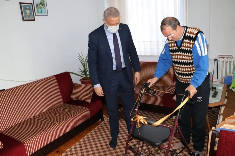 Engelli vatandaşa yürüteç
