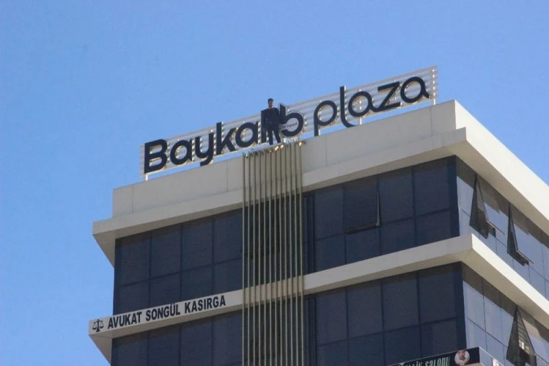 Çocuklarını göremeyince çatıya çıktı
