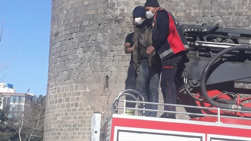 Psikolojik sorunları olan genci polis ve itfaiye ekipleri intihardan vazgeçirdi
