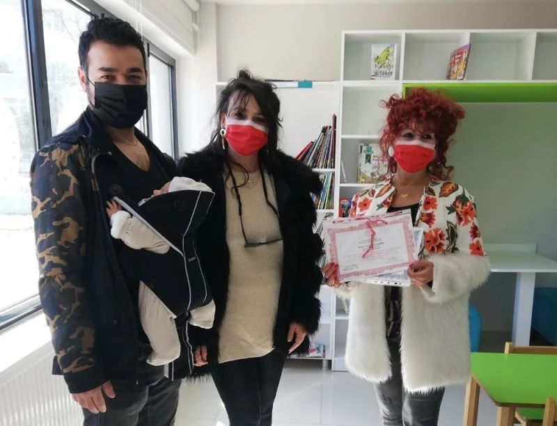 Çanakkale’de 18 günlük Harika bebek kütüphaneye üye oldu
