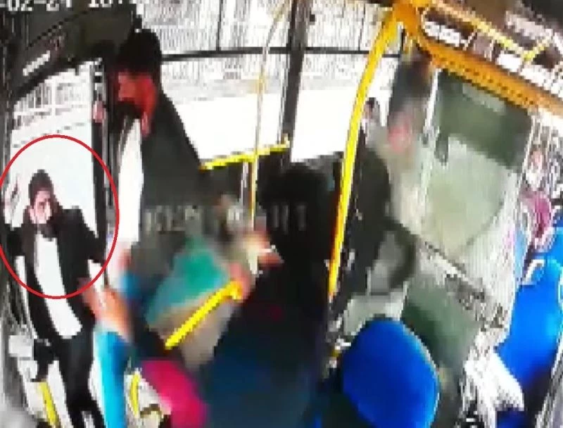 Tek HES kodu ile binmek için direttikleri otobüsün sürücüsünü darp ettiler
