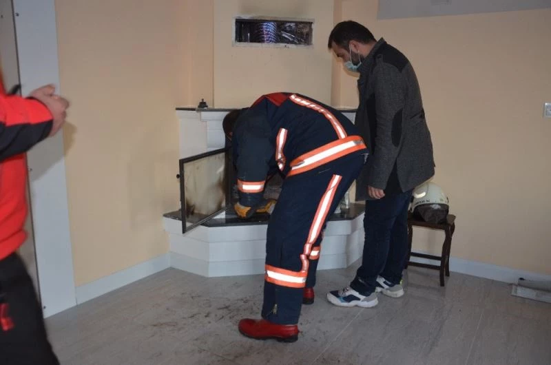 Şömine ateşi çatıyı tutuşturdu
