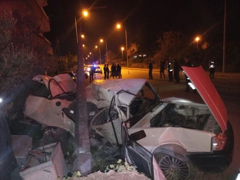 Kontrolden çıkan otomobil önce çöp konteynerine ardından direğe çarptı: 1 ölü
