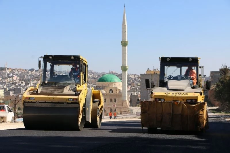 Şanlıurfa’da yeni açılan yollara asfalt dökülüyor
