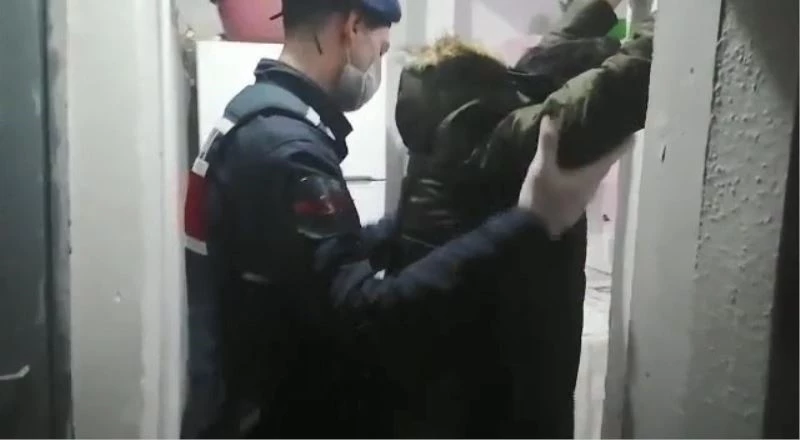 Yakalandıklarını anlayan uyuşturucu tacirleri sobada uyuşturucuyu yakmaya kalktı
