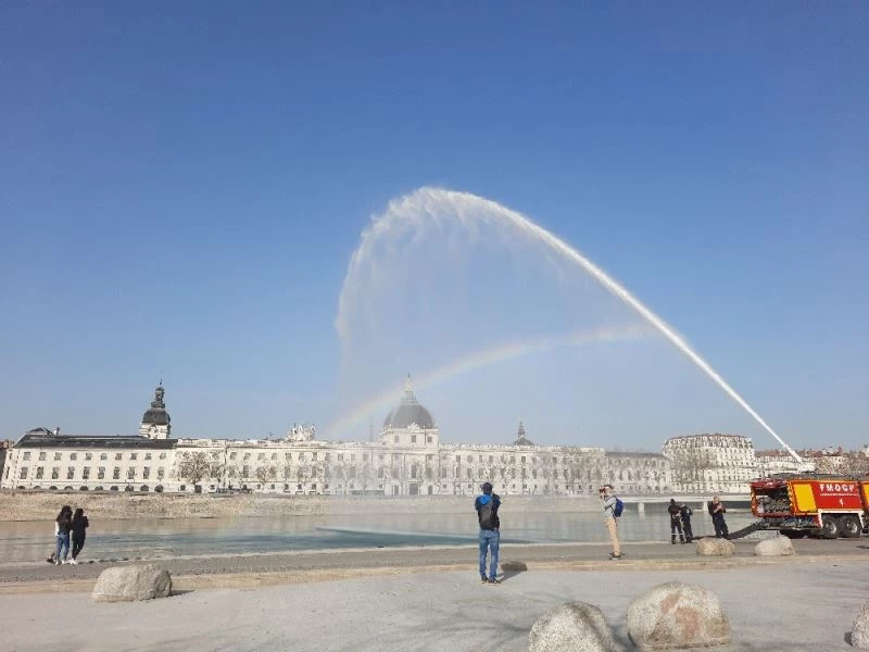 Lyon’da itfaiye aracının su boşalttığı anlarda renkli görüntüler ortaya çıktı
