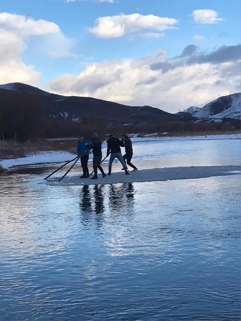 Buzu sal yapıp Çoruh’ta gezintiye çıktılar
