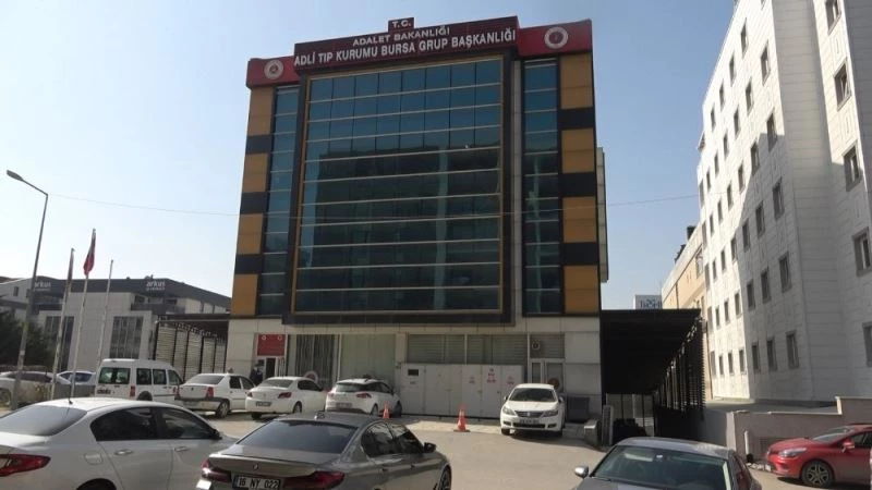 Gökçeada’da alabora olan teknede hayatını kaybeden Off-Road Türkiye Şampiyonu Kenan Çarpışantürk’ün cenazesi adli tıp kurumuna getirildi
