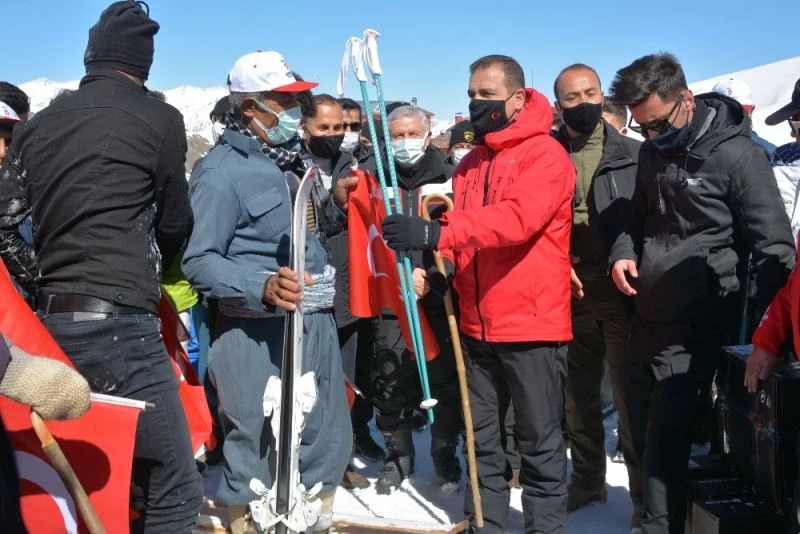 2 bin 700 rakımda tahta kayaklarla kaydılar
