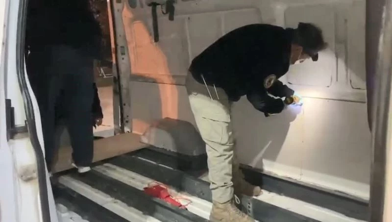 Minibüsün zeminini sökünce gerçek ortaya çıktı
