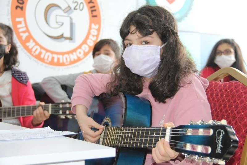 Minikler pandemi stresini bağlama, keman ve gitar çalarak atıyor
