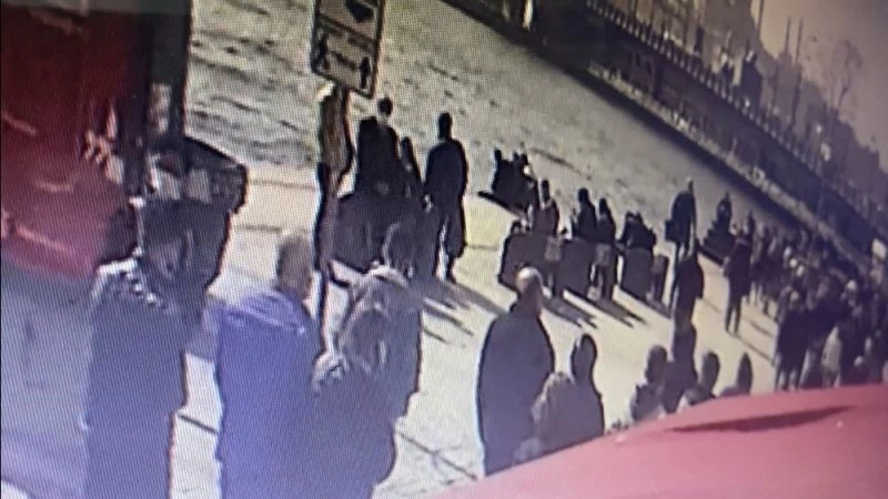 (Özel) İstanbul’da genç kıza dehşeti yaşatan kapkaççıya meydan dayağı
