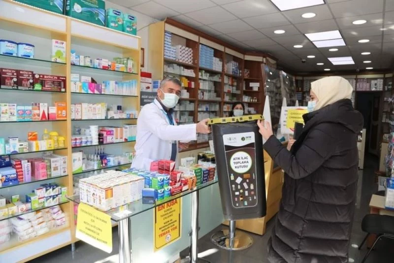 Niğde Belediyesi Eczanelere Atık İlaç Toplama Kutusu Dağıttı
