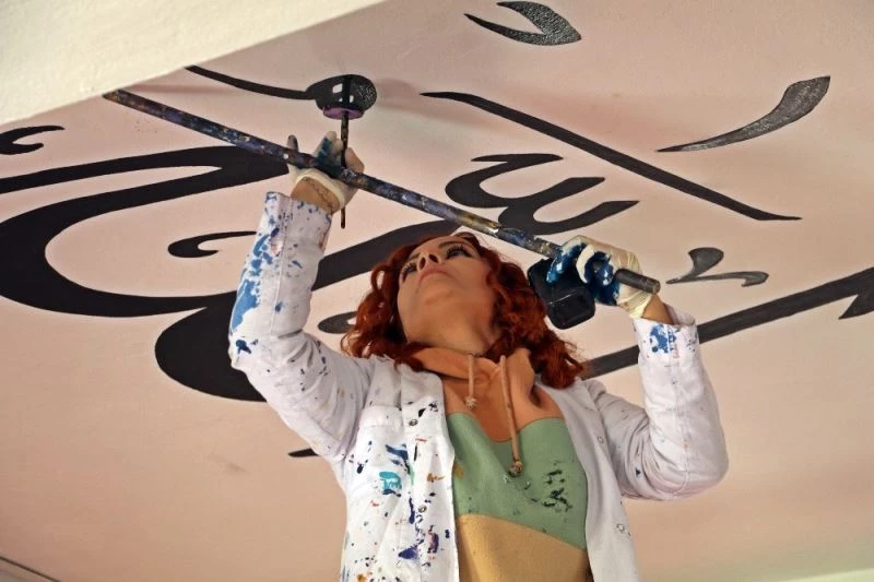 Antalyalı kadın nakkaş camileri iğne oyası gibi işliyor
