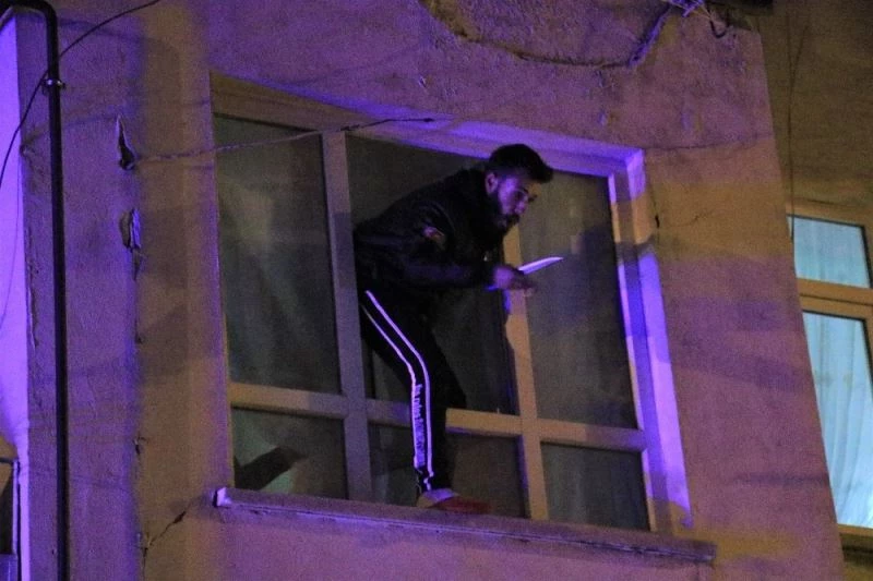 Çocuğunu görmek için bıçakla cama çıktı, kendini polise ihbar etti
