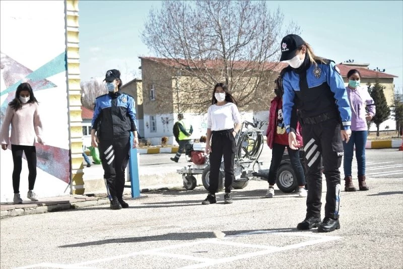Van polisi öğrencilerle seksek oynadı
