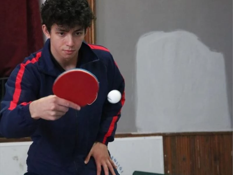 Milli masa tenisçi Talha Yiğenler, olimpiyat vizesi alabilmek için raket sallıyor