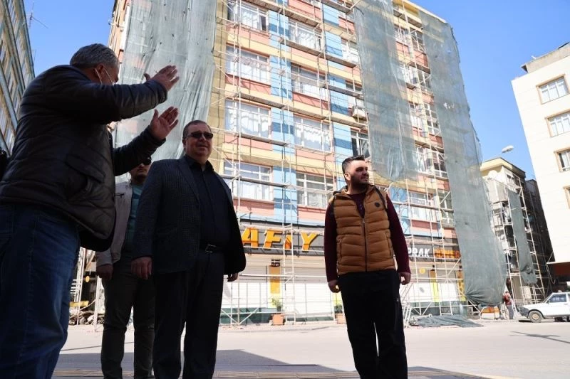 Cumhuriyet caddesinde dış cephe giydirme devam ediyor
