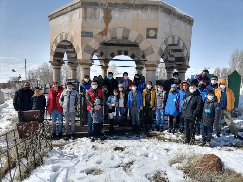 Miniklerden türbeye ziyaret
