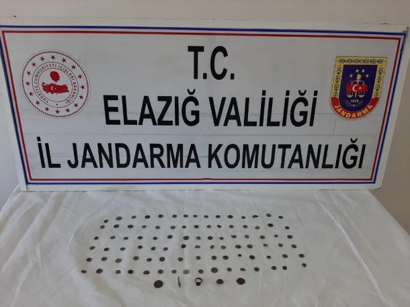 Jandarma alıcılı kılığında 103 adet tarihi obje ele geçirdi
