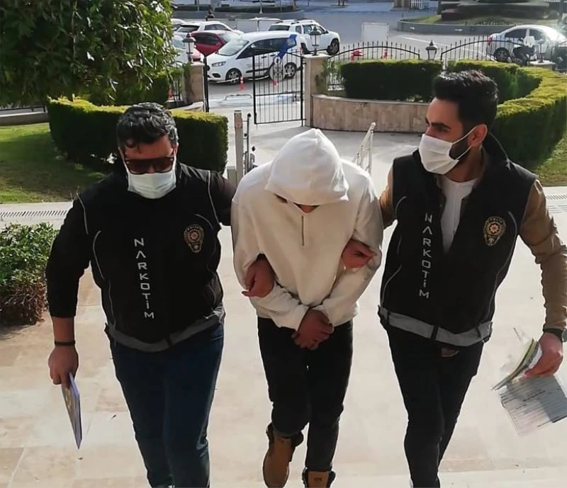 Karşısında polisleri görünce gerçekten hapı yuttu
