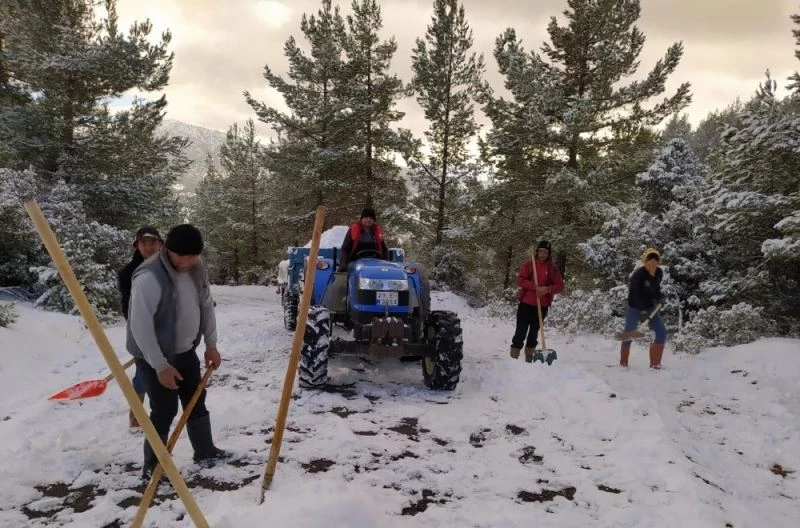 Kar kuyuları şerbet için dolduruluyor
