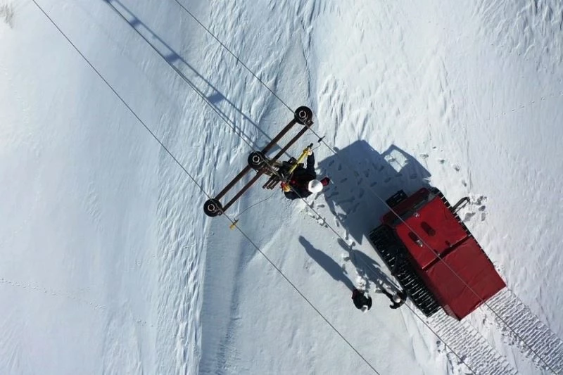 Drone ile arızayı tespit eden ekipler paletli araçla müdahale ediyor
