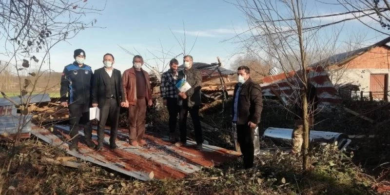 Rüzgardan çatısı uçan evlerde zarar tespit çalışmaları
